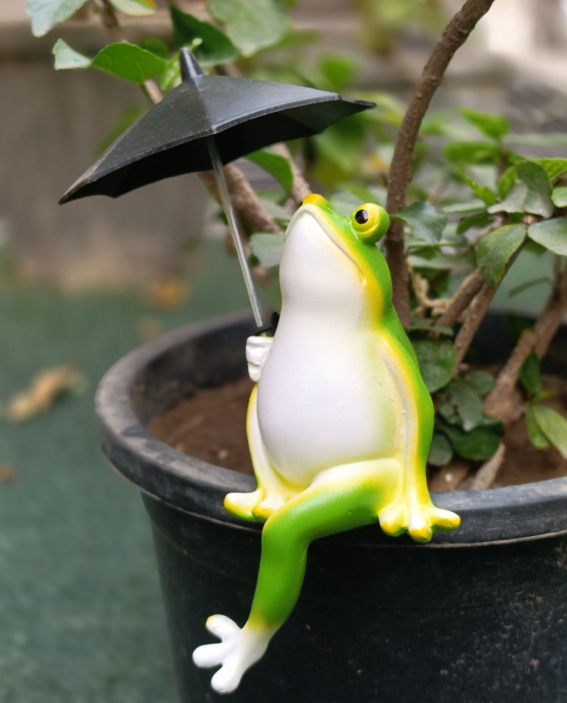Sitting Frog with Umbrella Figurine