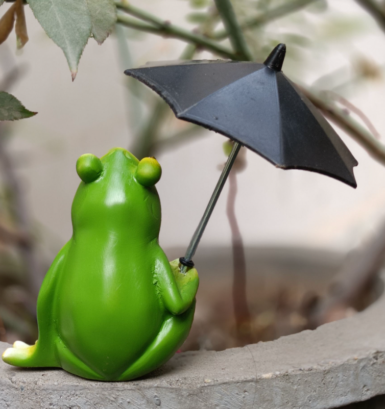 Sitting Frog with Umbrella Figurine
